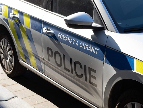 Deepfake pornografie je trestná!
                  
                  Mladík vytvořil a rozeslal fotografii, kde pomocí umělé inteligence svlékl dívku. Nové ustanovení trestního zákoníku na