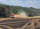 Deset jednotek hasičů zasahovalo u požáru pole a lesa u Ludvíkova na Svitavsku.