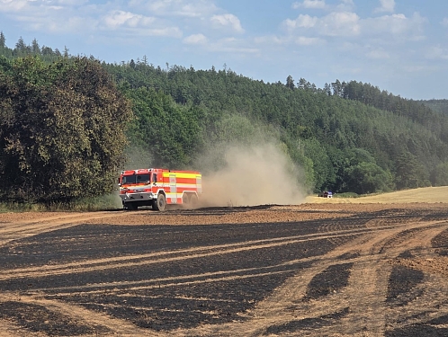 Deset jednotek hasičů zasahovalo u požáru pole a lesa u Ludvíkova na Svitavsku.